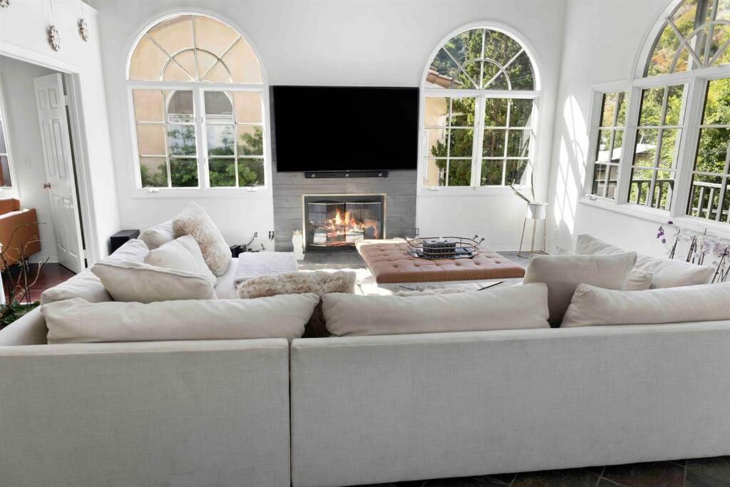 Stunning Mediterranean Mansion In Laurel Canyon Los Angeles Exterior photo